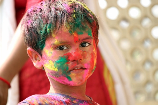 室内面部涂彩色绘画颜料男孩