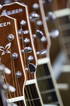 商店中整齐摆放吉他外观展示