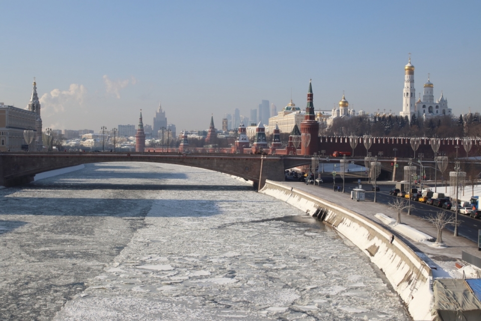 俄罗斯莫斯科被冰雪冻结的长河