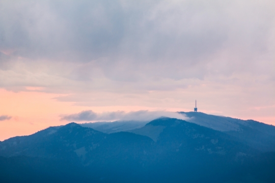 夕阳山顶上方漂浮的云层