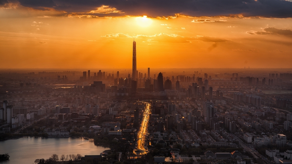 夕阳下美丽城市建筑风光摄影