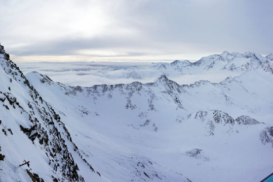 高海拔雪山天空白云自然美景