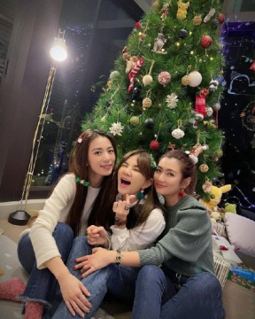 SHE圣诞节合照