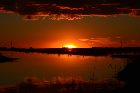 日落时分被夕阳染成红色的天空和湖泊