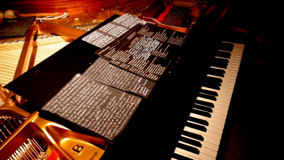 古朴的钢琴曲高清纪实摄影
