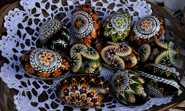 室内桌面桌布上艺术装饰彩蛋