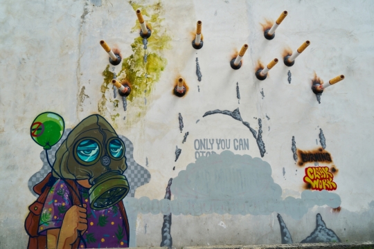 城市街道古老建筑墙壁彩色创意涂鸦