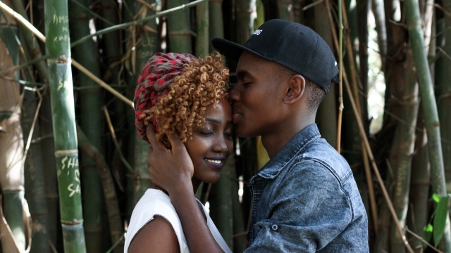 竹林间亲吻额头的黑人男女