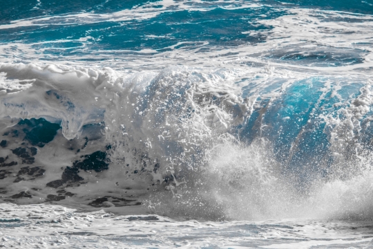 波涛汹涌翻滚海浪白色水花自然海景