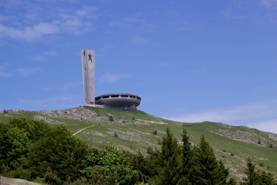 绿色山坡顶端飞碟型建筑外观