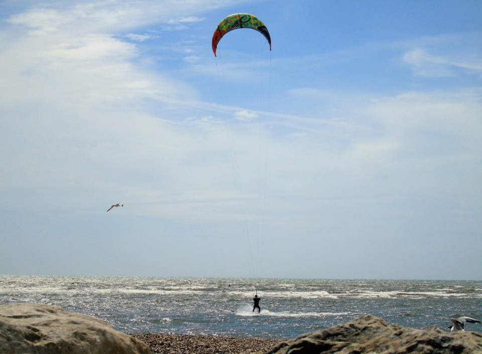 晴朗天气跳伞运动员翻滚海面划行抓拍