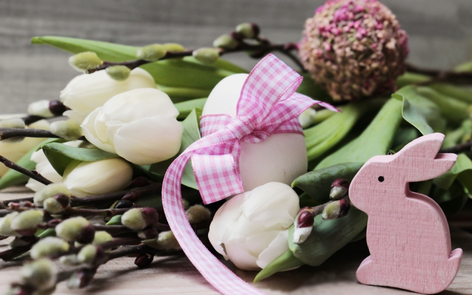 木制桌面白色蛋兔子装饰郁金香植物