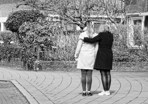 黑白城市街道自然植物前成年女性们