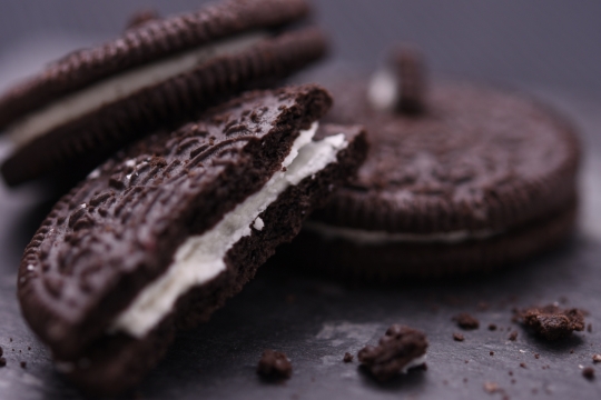 黑色木制桌面白色夹心奥利奥美味饼干