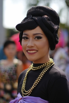 虚化背景城市街道金色项链时尚女性