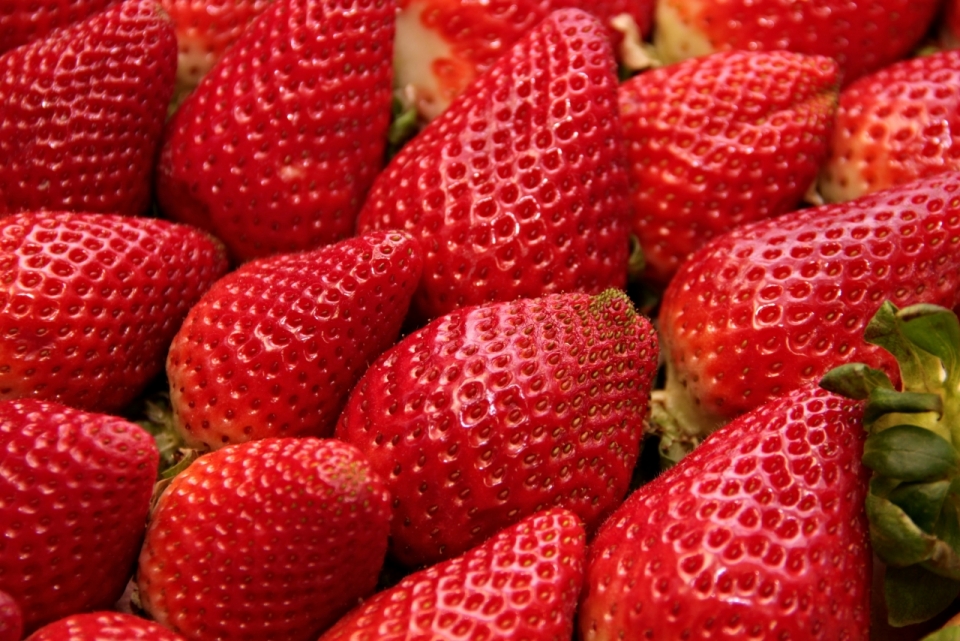 水果摊位堆积摆放鲜嫩草莓特写