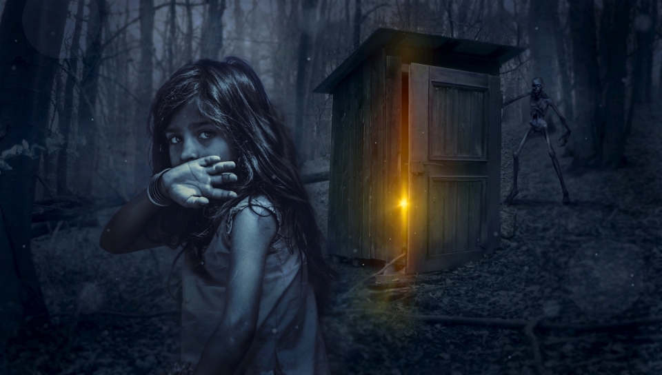 恐怖森林亮灯小木屋与捂嘴小女孩