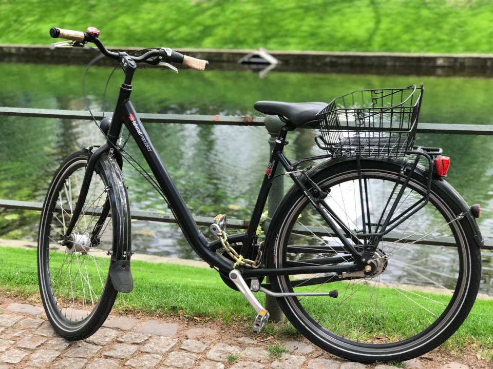 城市街道湖泊栏杆前黑色崭新自行车