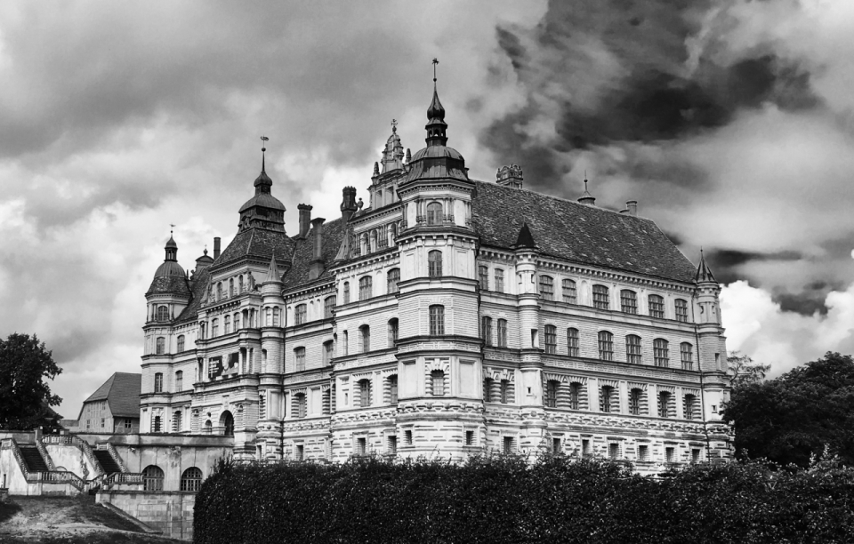 黑白德国梅克伦堡树林间城堡建筑