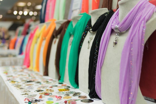 商场中各色精美吊坠装饰特写