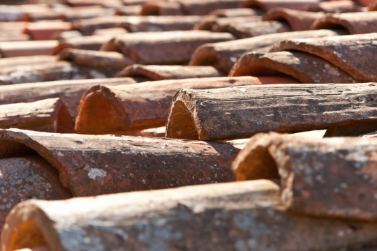 屋外空地晒制镂空半圆木片特写