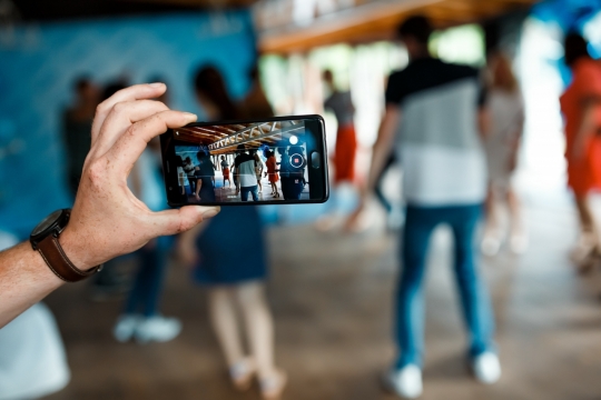 戴手表男性手机拍摄室内运动