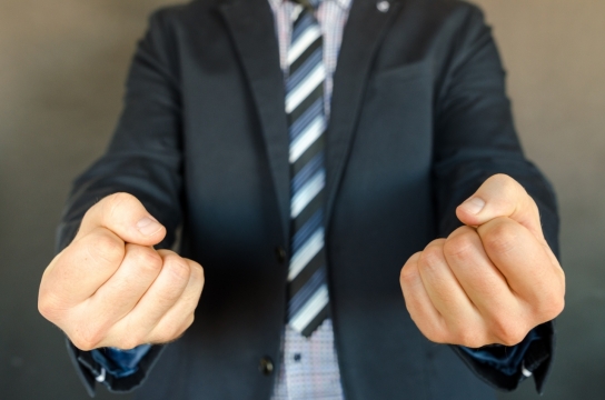 西装男子握紧双拳镇定自若给自己加油打气