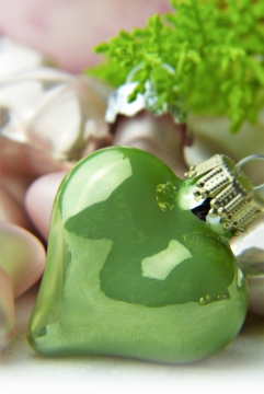 绿色心形创意挂饰特写