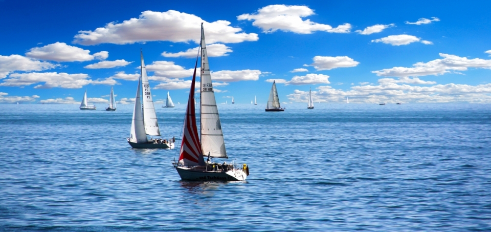 一艘艘帆船漂浮在蔚蓝的大海与天空之间
