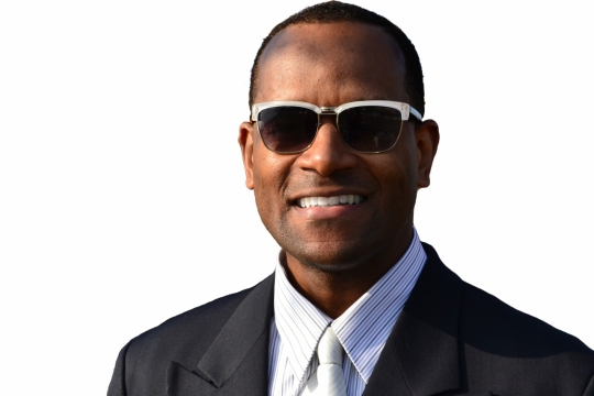 白色背景戴墨镜穿西装黑人商务男性