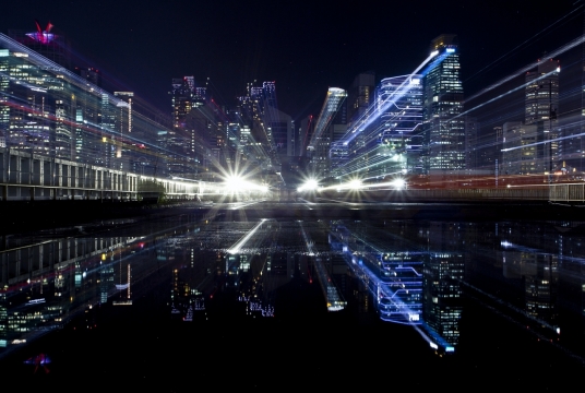 城市夜景灯光和高楼倒影