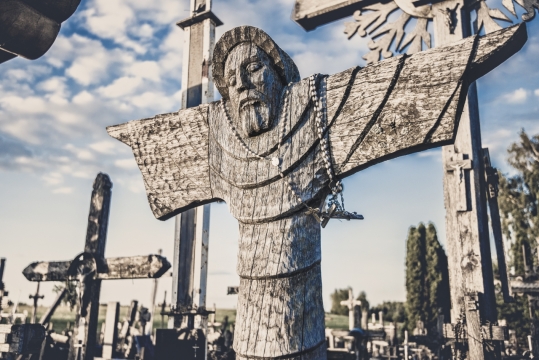 傍晚阳光倾照木制十字架满地墓园