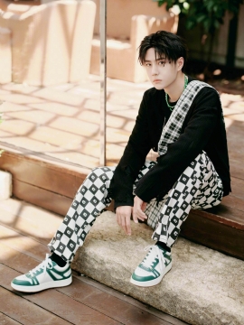 帅气男明星王一博写真图片