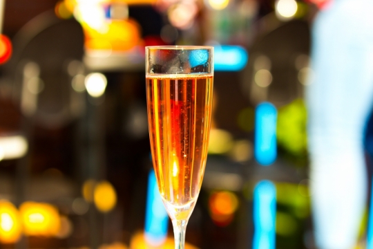 虚化背景夜晚灯光室内透明玻璃杯子中饮品