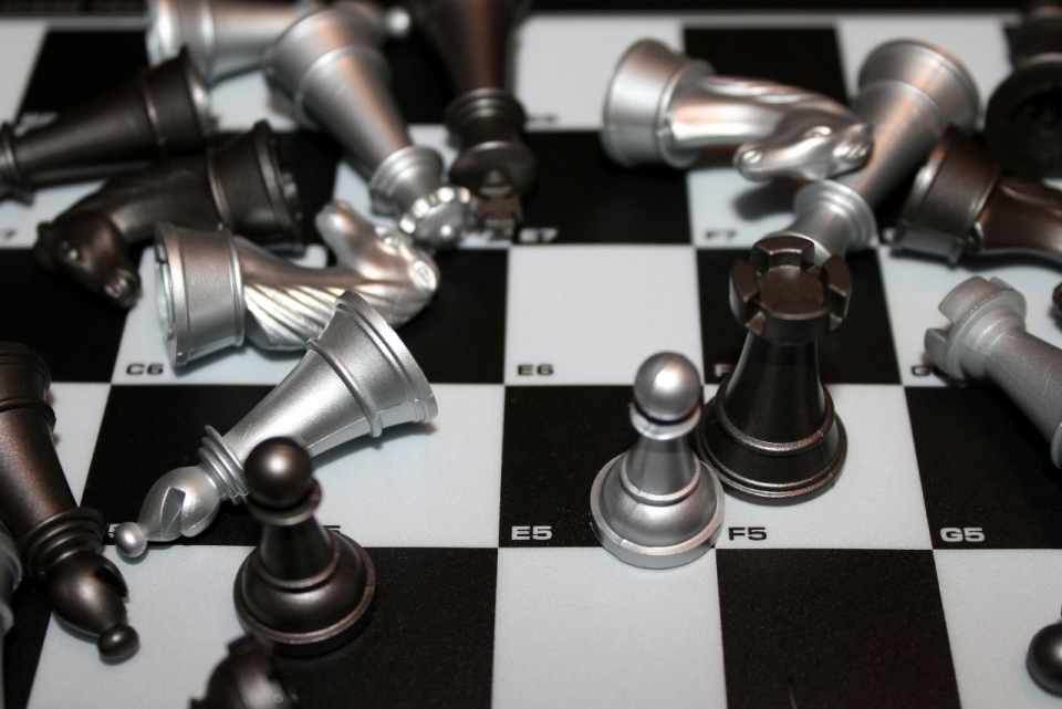 国际象棋黑白棋盘上散乱堆放的棋子