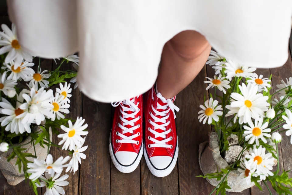 木制地面白色裙子红色帆布鞋女孩与雏菊