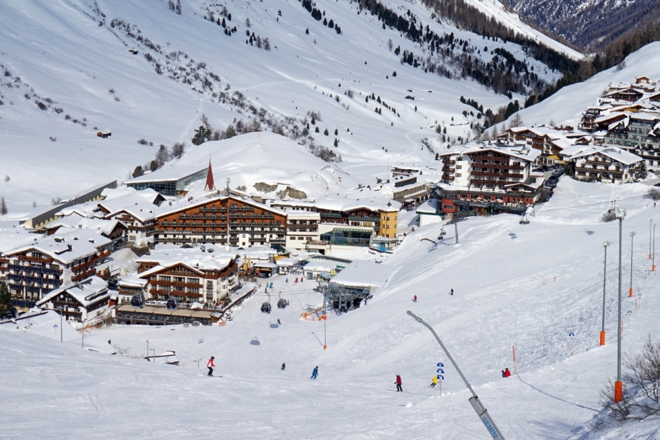 冬天寒冷白色雪山滑雪场房屋建筑