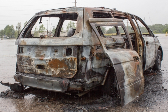 户外雨中废弃破旧古老白色面包车