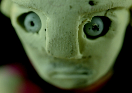 黑色背景虚化绿色怪物石质模型摄影