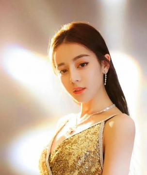 金光闪闪的迪丽热巴性感写真
