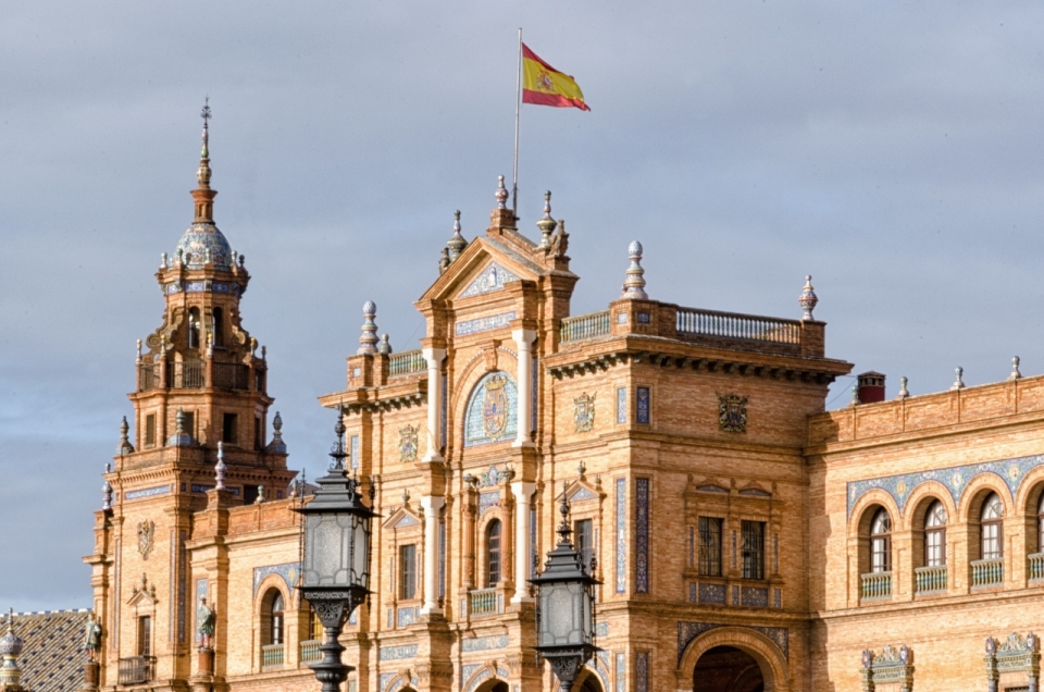 欧洲城市精美华丽建筑飘扬西班牙旗帜