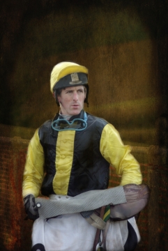 救生员男子穿黄色衣服戴黄色帽子