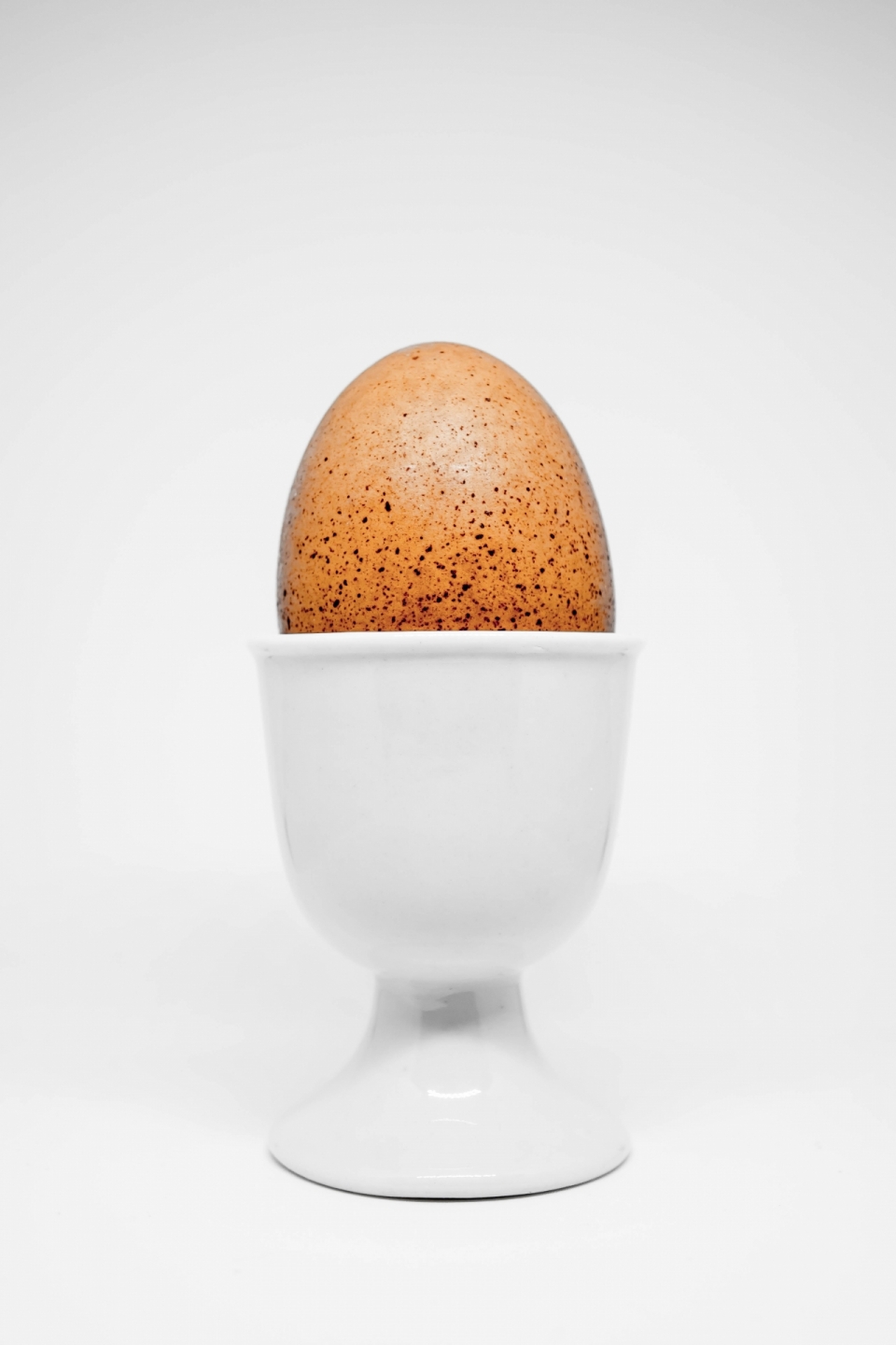 简约白色背景容器中新鲜健康鸡蛋