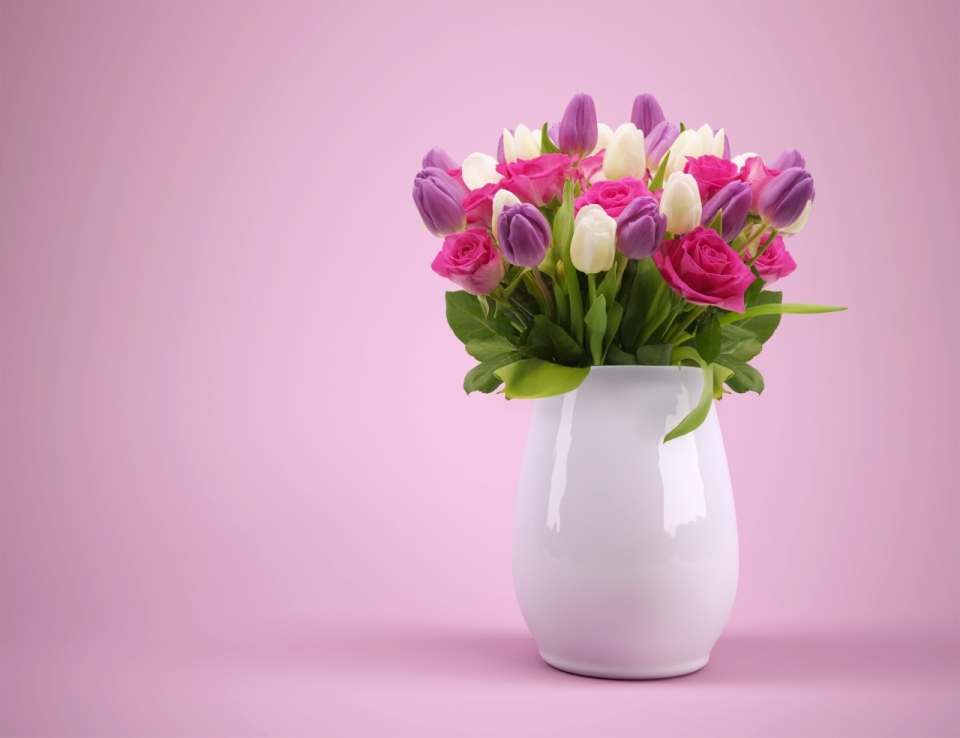 粉色背景白色花瓶自然彩色花束