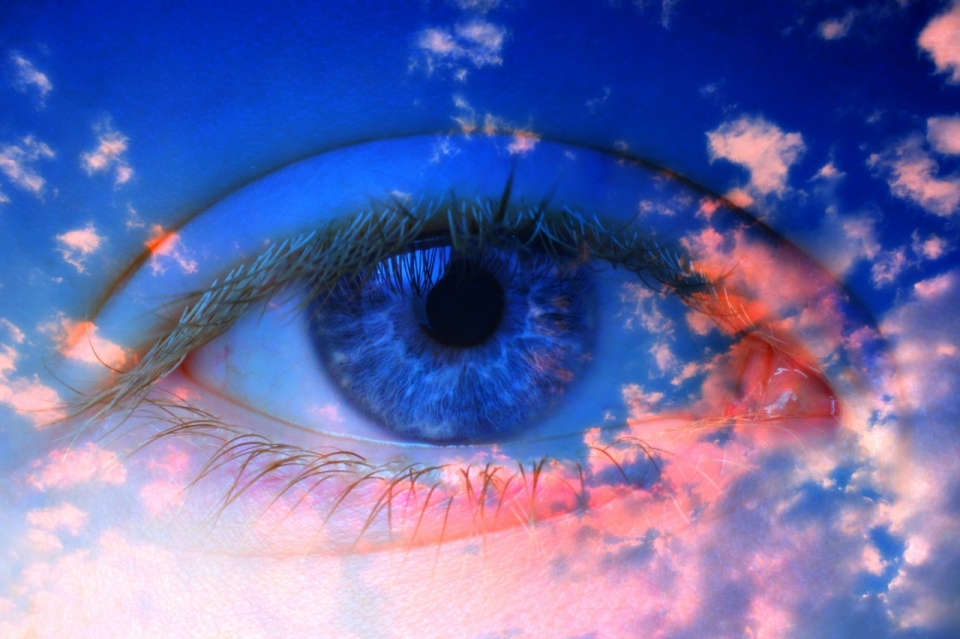 蓝天白云中一只好看的双眼皮眼睛重暴光合成图