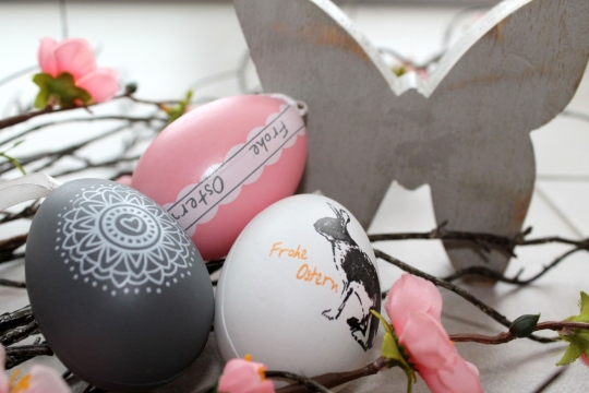 桌面彩绘鸡蛋蝴蝶形状木雕作品摆拍