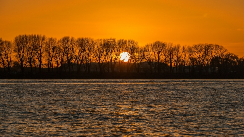 夕阳落下晚霞湖面风景