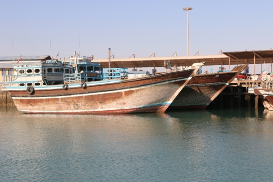 海岸码头边停靠的运输货船摄影