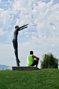 郊外草地山顶青铜雕像外景