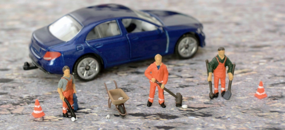 缩小城市汽车工人塑胶模型摆拍